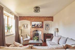 Large Stylish Luxury Cotswold Cottage - ideal for families, w/ EV charging